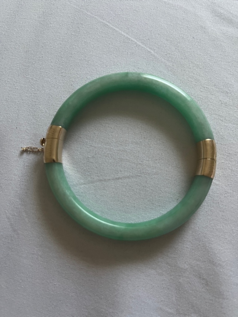 Chinese green jade hinged bangle bracelet often featuring 14K yellow gold - Picture 16 of 16